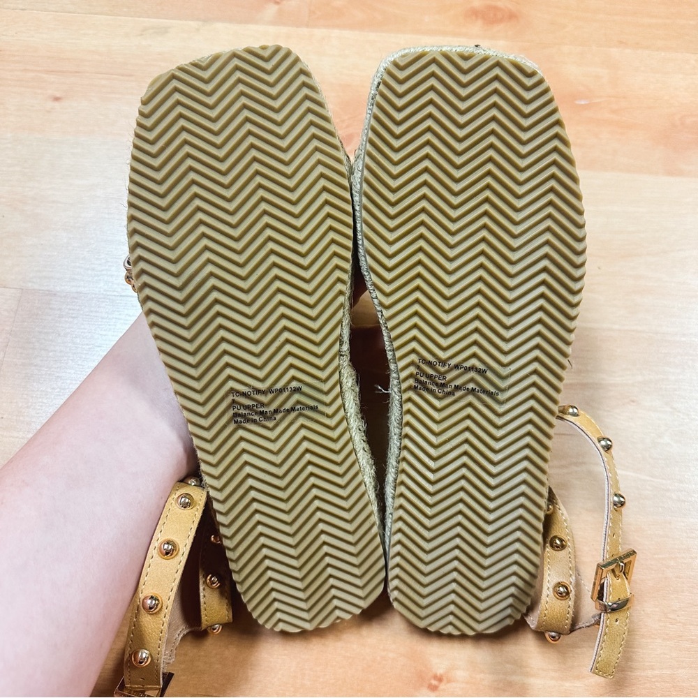 NWT True Craft Tan Notify Studded Sandals Womens Size 7 - Picture 9 of 11